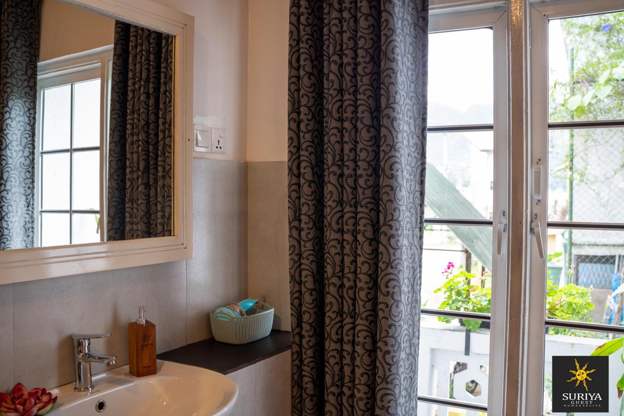 Suriya Guest Hotel นูวาราเอลิยา ภายนอก รูปภาพ